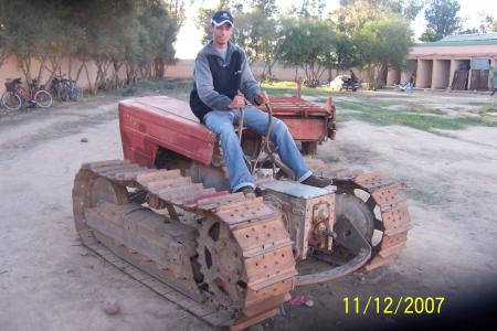 omar dans un tracteur